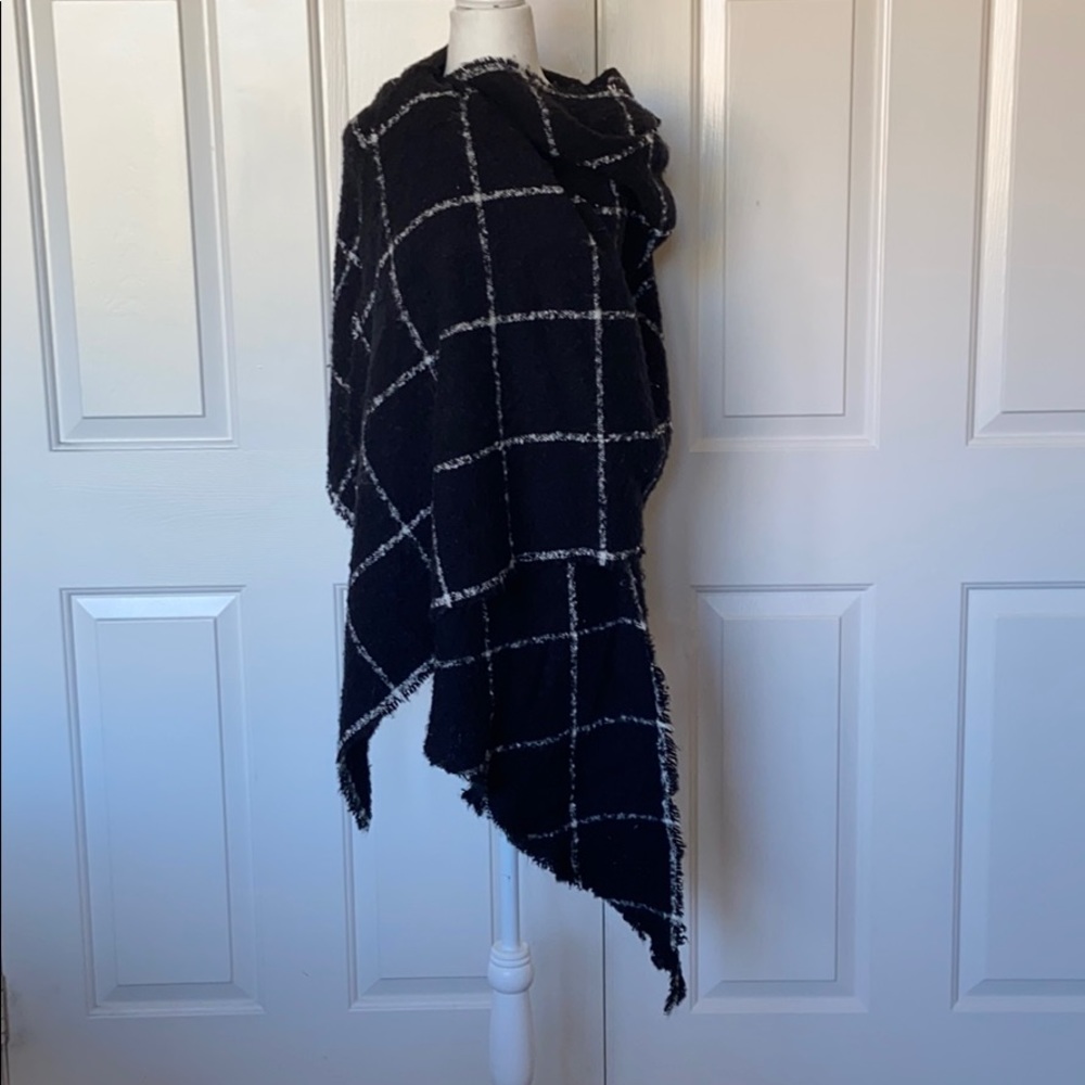 Black and White Scarf ❌❌SOLD❌❌